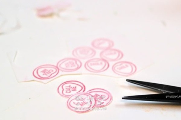 Making candy-style bracelets with heat-shrinkable sheets is simple and super sweet! 