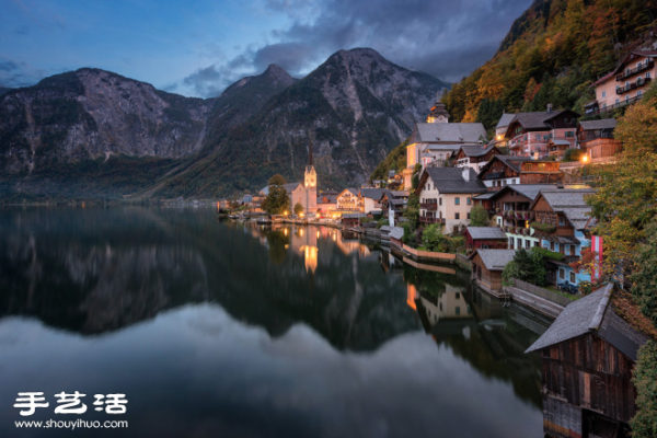 A shocking reflection photo of the same scenery on the water