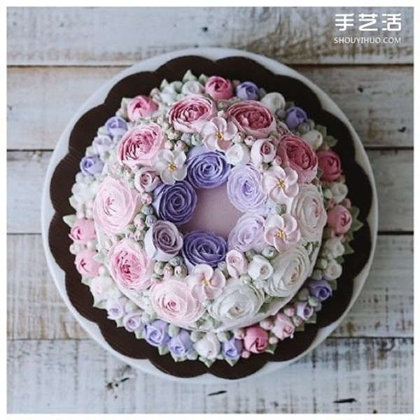 You can also decorate pictures of super beautiful decorated cakes so well