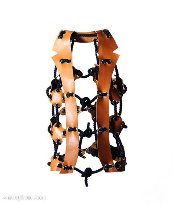 Wearable climbing vest makes dad a big toy for his child! 