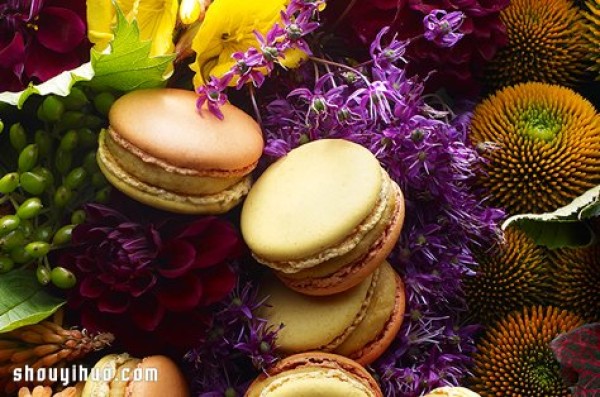 The perfect fusion of Japanese floral arrangements and French dessert macarons