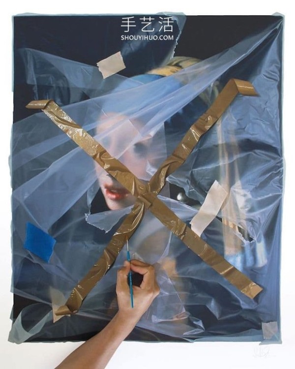 Like its wrapped in plastic wrap! Incredibly realistic paintings