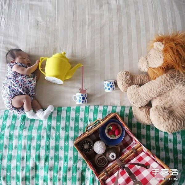 Babys cute and creative photo DIY starts the first big adventure in life