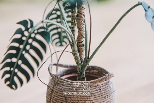 Amazing handmade paper potted plants that can be held between two fingers