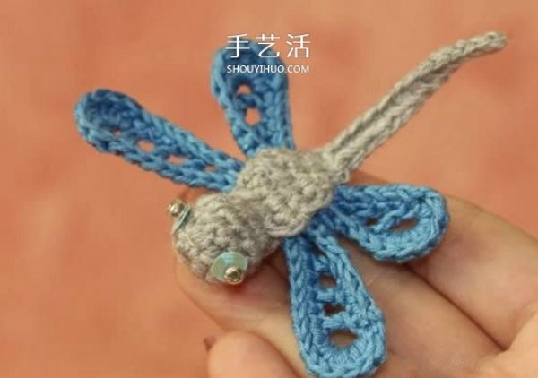 Illustrations of how to crochet dragonflies can be used as beautiful decorations on clothing