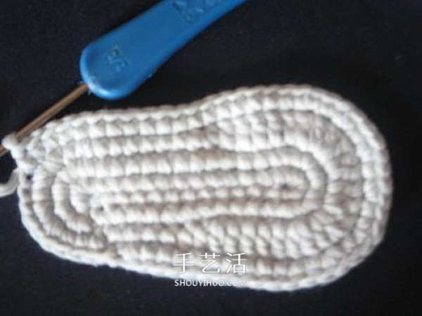 Illustration of how to knit baby warm woolen shoes by hand-knitting baby shoes