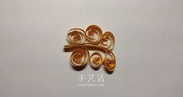 Simple paper quilling tutorial: Illustration of making a five-petal flower by hand quilling