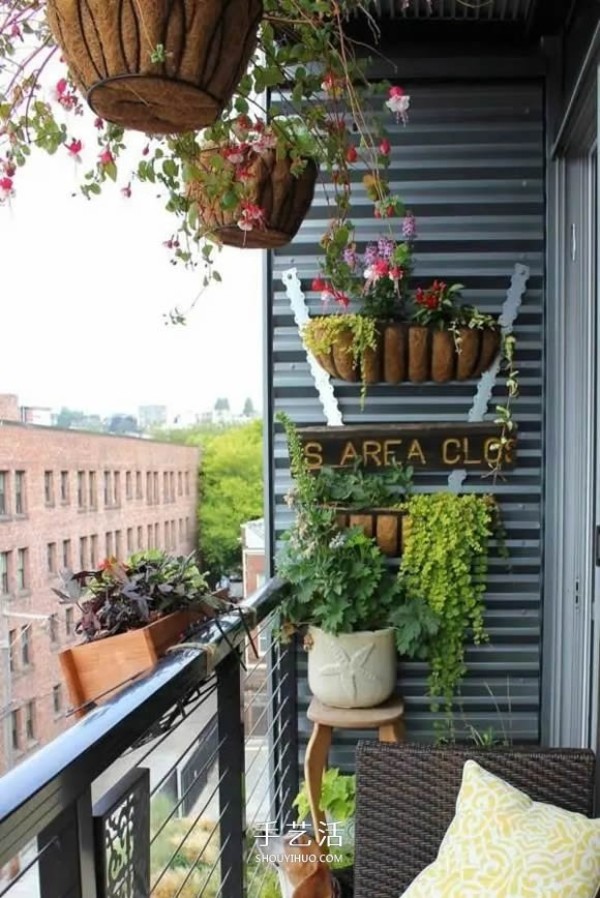 Pictures of flowers on a small balcony, beautiful and space-saving! 