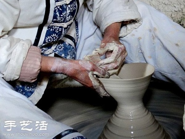 Jingdezhen, the ancient production process of a blue and white porcelain bowl