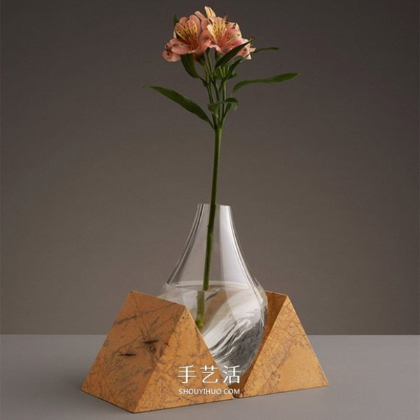 Be a lazy vase! A glass sculpture in which fragility and hardness depend on each other