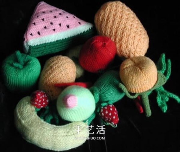 Pictures of fruit made from wool can also be used as interesting pillows