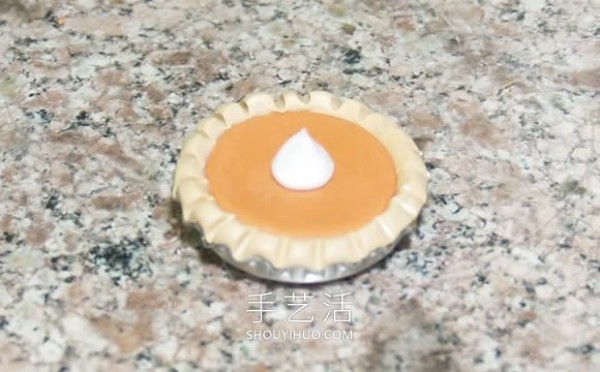 Illustrated tutorial on how to make your own mini clay pumpkin pie