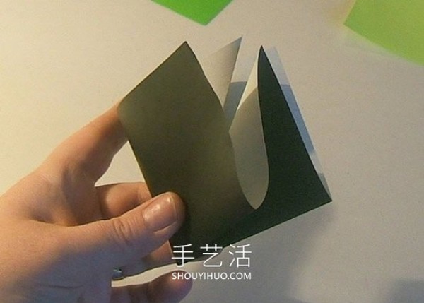 Detailed step-by-step diagram of how to fold a simple origami three-dimensional Christmas tree