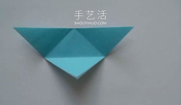 Illustrated tutorial on how to fold an origami triangular storage box using three pieces of paper