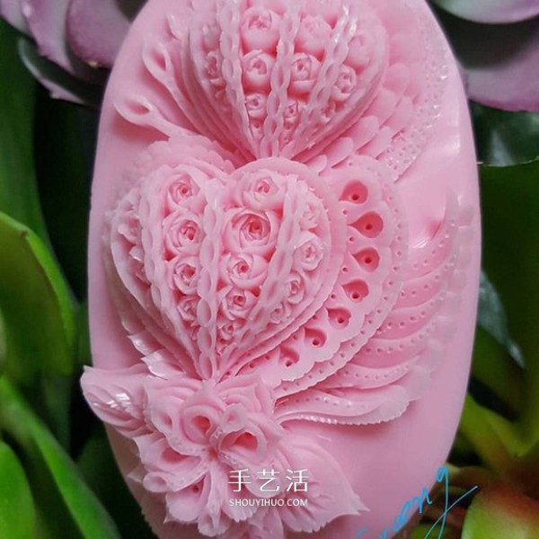 Lifelike handmade statues of Thai traditional soap carvings