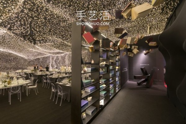 A restaurant surrounded by 250,000 LED lights provides an extraordinary dining experience