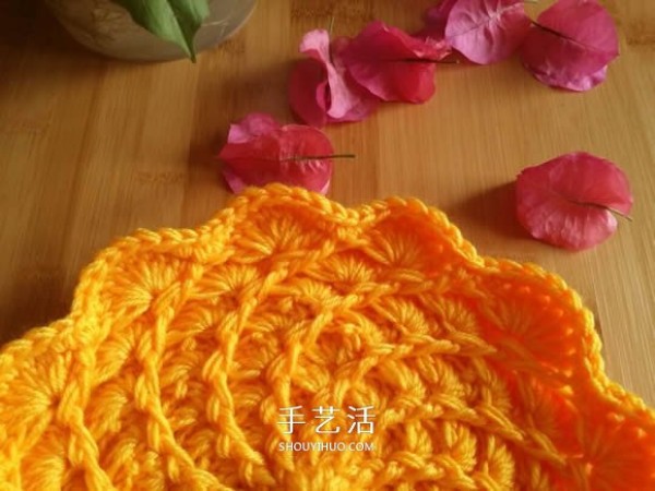 Illustration of the method of hand-crocheting single-color flower cushion/coaster