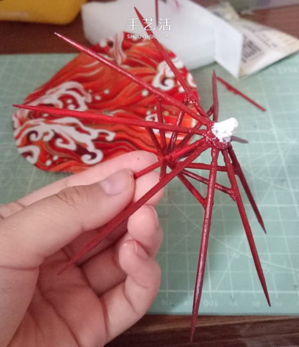 Look and take you to do it: use a little bit of cloth and toothpicks to make an umbrella for the doll Umbrella