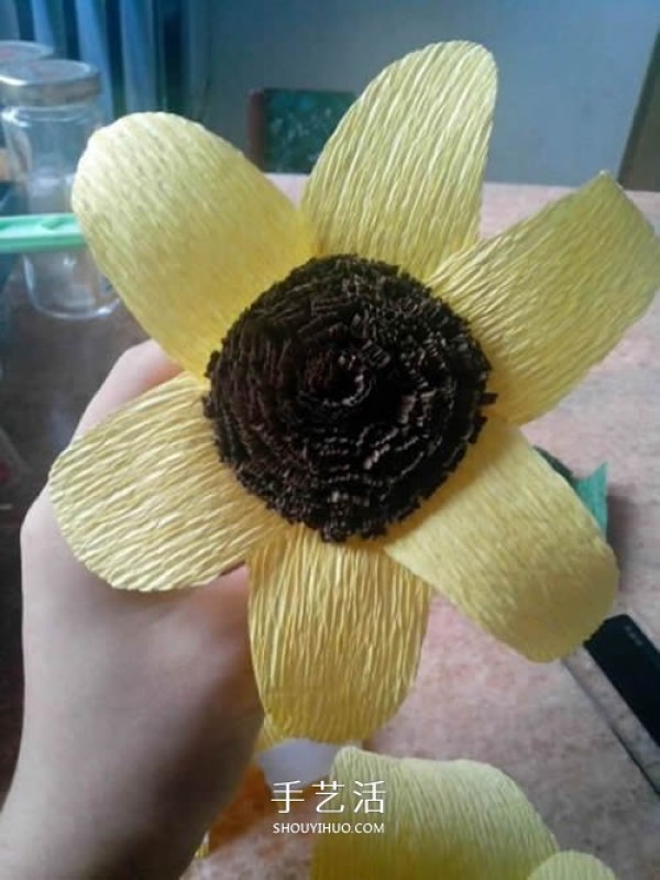 Use crepe paper to make sunflowers with simple and detailed steps to DIY sunflowers