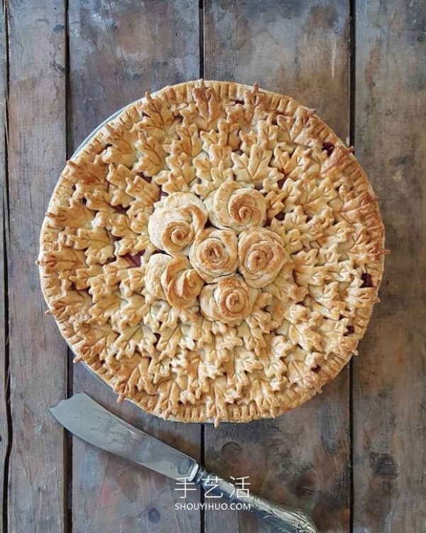 The cake crust design with complex patterns is beautiful before and after baking! 