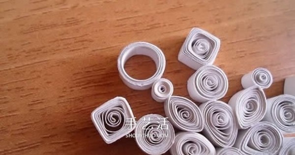 Detailed snowflake quilling tutorial and illustrations for DIY beautiful New Year hangings