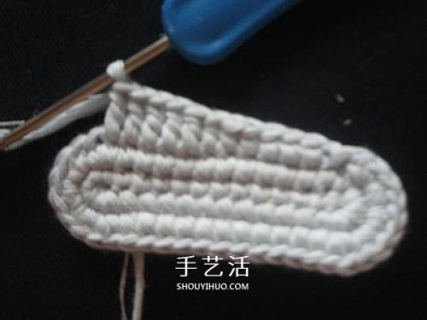 Illustration of how to knit baby warm woolen shoes by hand-knitting baby shoes