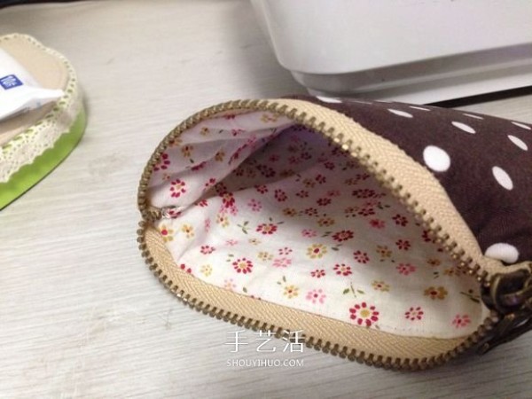 Illustration of how to make a fabric zipper bag including detailed steps for zippering