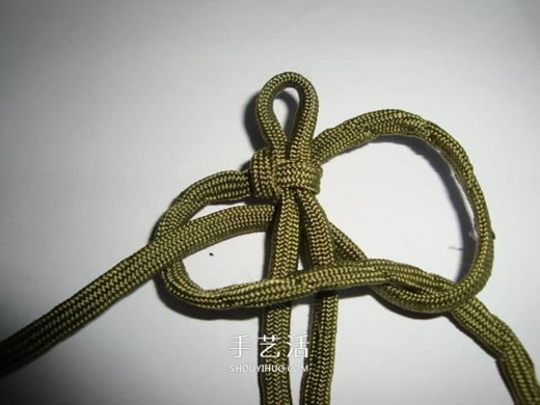 Knit a paracord bracelet of the same style as Survival in the Wilderness and give it to your boyfriend~