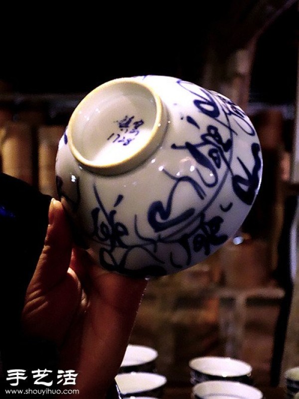 Jingdezhen, the ancient production process of a blue and white porcelain bowl