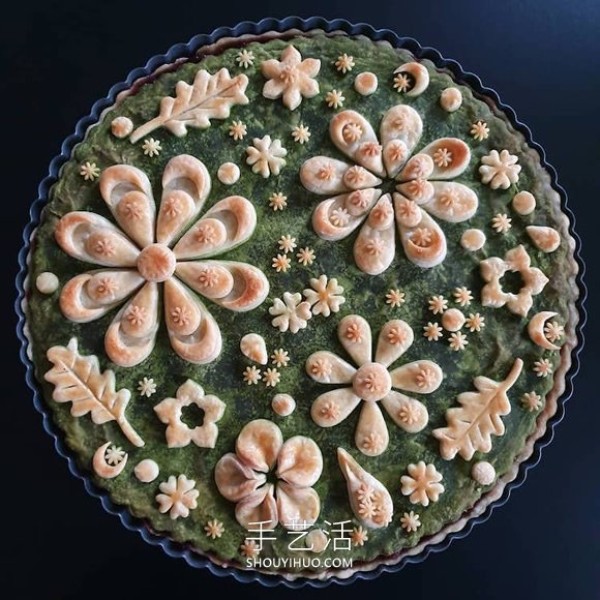 Intricately patterned cake crust design that looks beautiful before and after baking! 