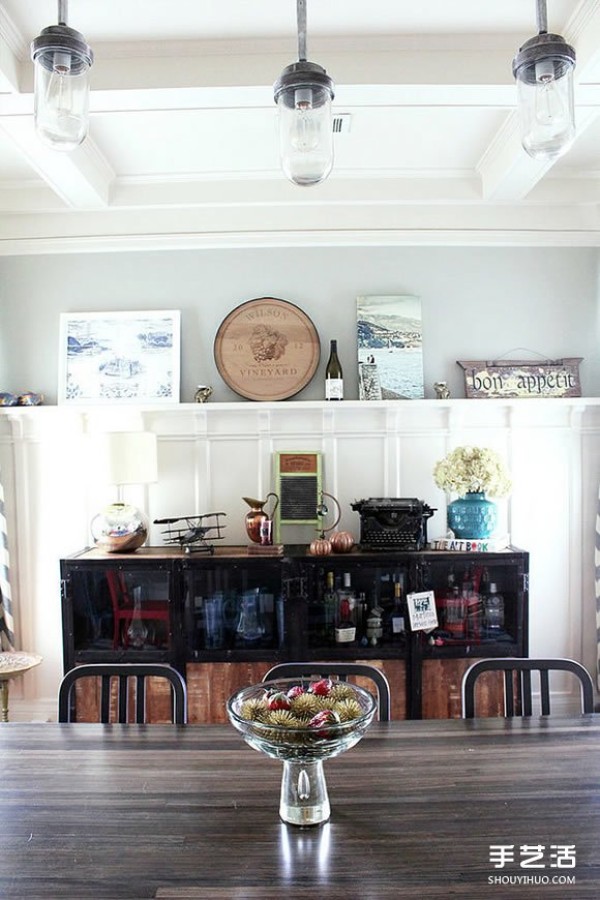 She decorated the entire apartment with furniture found at the flea market