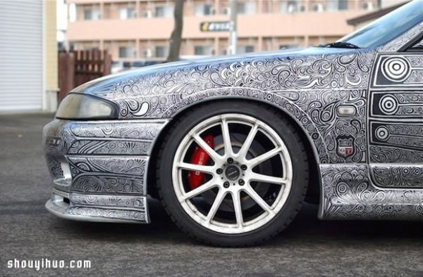 Super eye-catching strange pen painting of a car. How cool is it! 