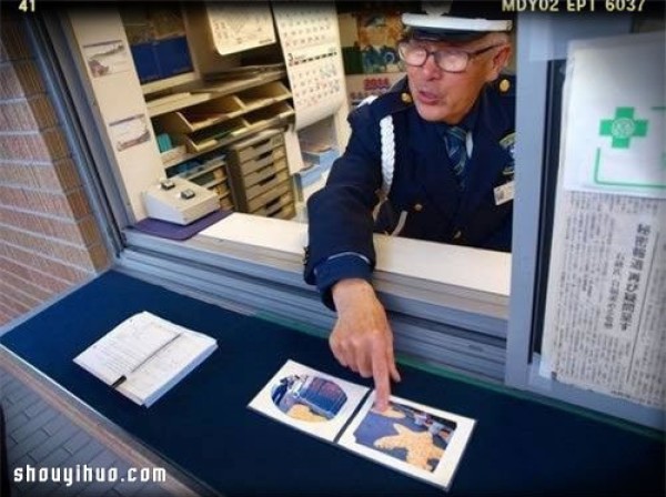 The cute security guard uses fallen leaves to DIY heart-warming patterns and text