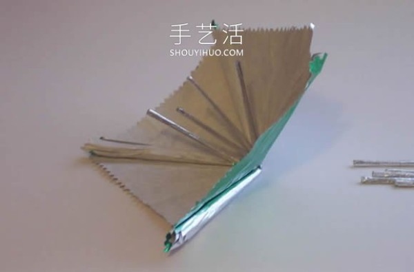 Illustration of how to use chewing gum wrapper waste to make homemade small umbrellas