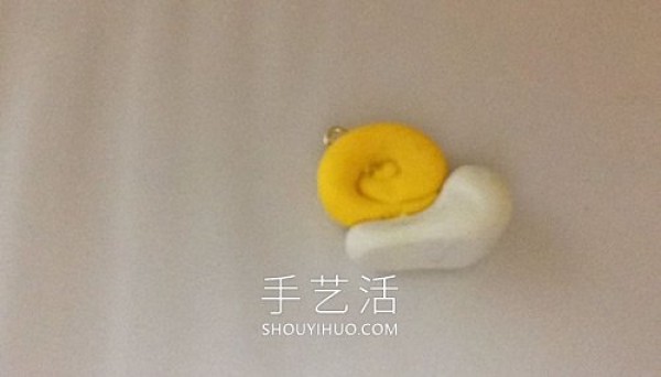 Tutorial on how to make a snail pendant by hand with ultra-light clay