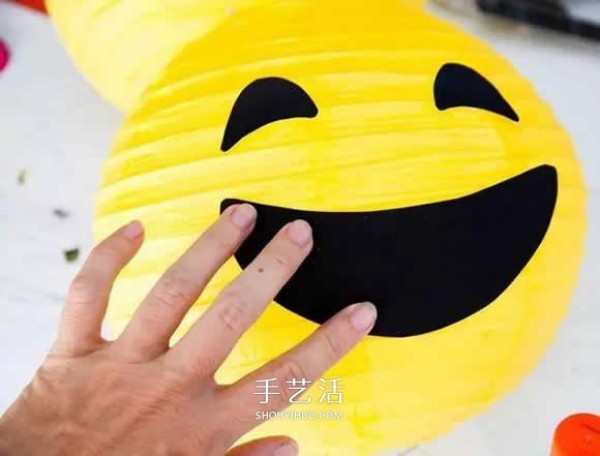 Funny smiling face lantern pictures, handmade smiling face symbol lantern works