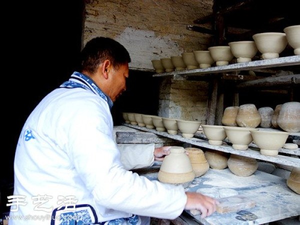 Jingdezhen, the ancient production process of a blue and white porcelain bowl