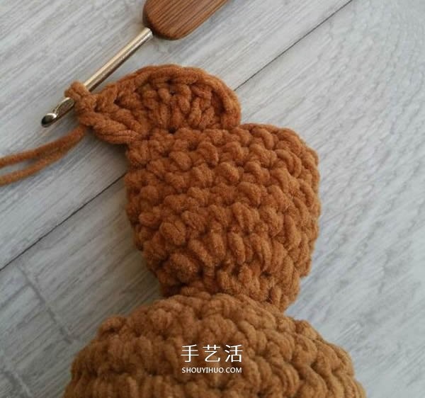 How to crochet a bear with wool and an illustration of how to crochet a cute bear doll