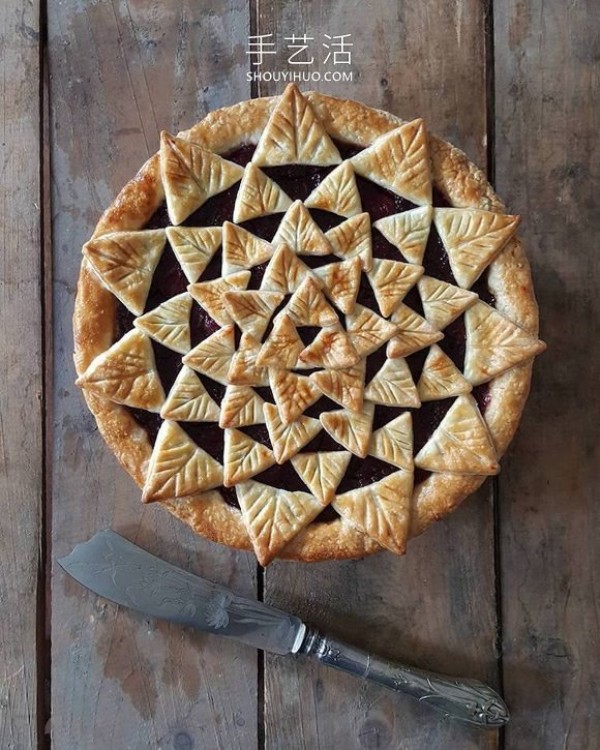 The cake crust design with complex patterns is beautiful before and after baking! 