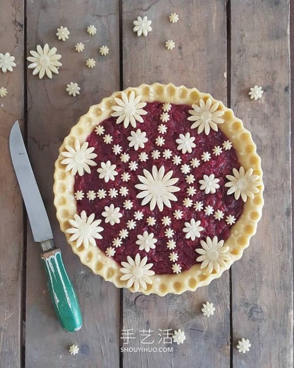 The cake crust design with complex patterns is beautiful before and after baking! 