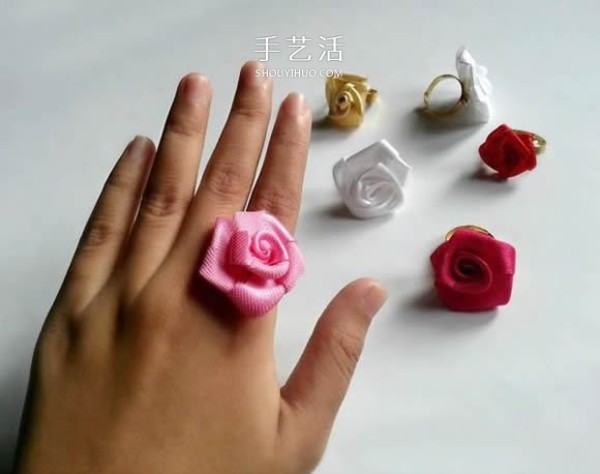 Illustration on how to fold a rose on a ribbon and DIY a nice-looking rose ring