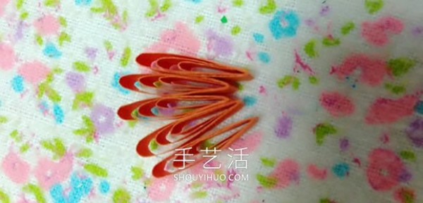 You can also do it with a comb! Simple and cute handmade paper five-petal flower