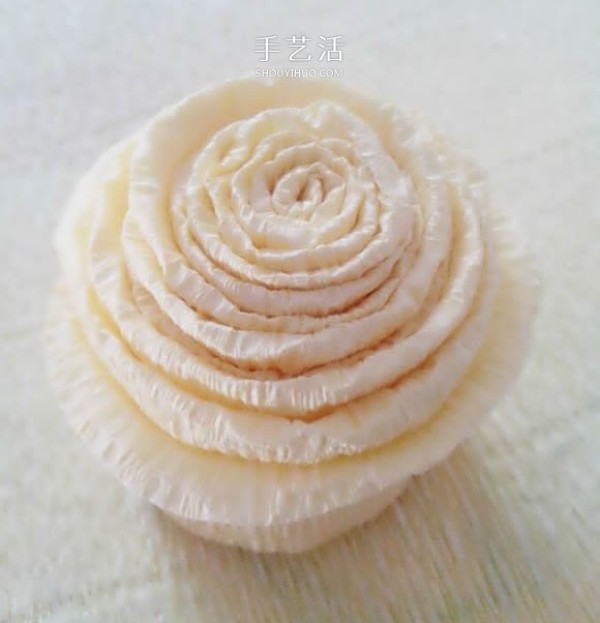 The flowers look so much like a cake! Illustration of handmade cake flowers from crepe paper