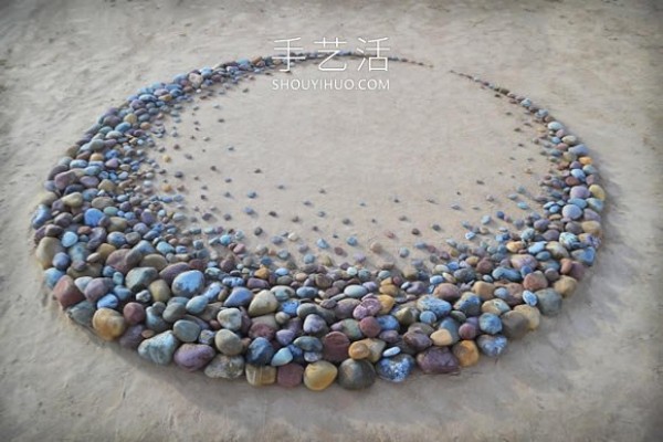 Building art on the beach! A pleasing stone collage