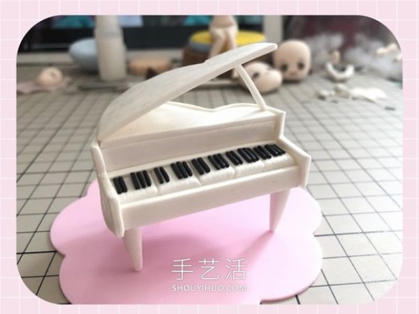 Tutorial on how to make a piano by hand using ultra-light clay