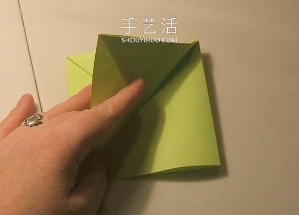 Detailed step-by-step diagram of how to fold a simple origami three-dimensional Christmas tree