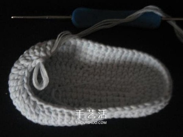 Illustration of how to knit baby warm woolen shoes by hand-knitting baby shoes