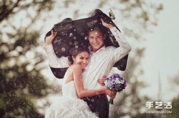 Seeing happiness through water droplets, wedding photos in the rain, and passionate love