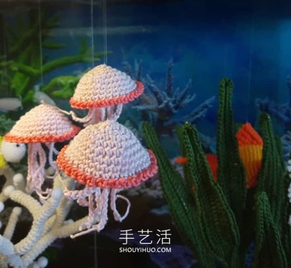 She crocheted sea creatures to create a realistic aquarium