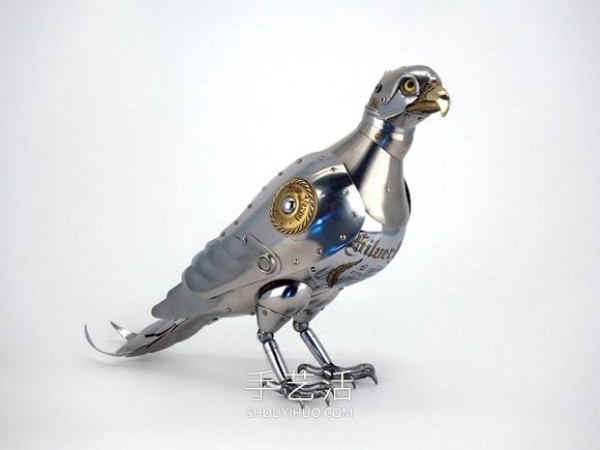 Discarded mechanical parts to DIY steampunk-style animal sculptures